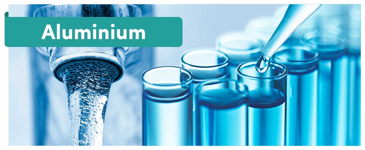 Titelbanner „Aluminium“ – Wasserstrahl aus dem Hahn und Laborröhrchen mit Pipette