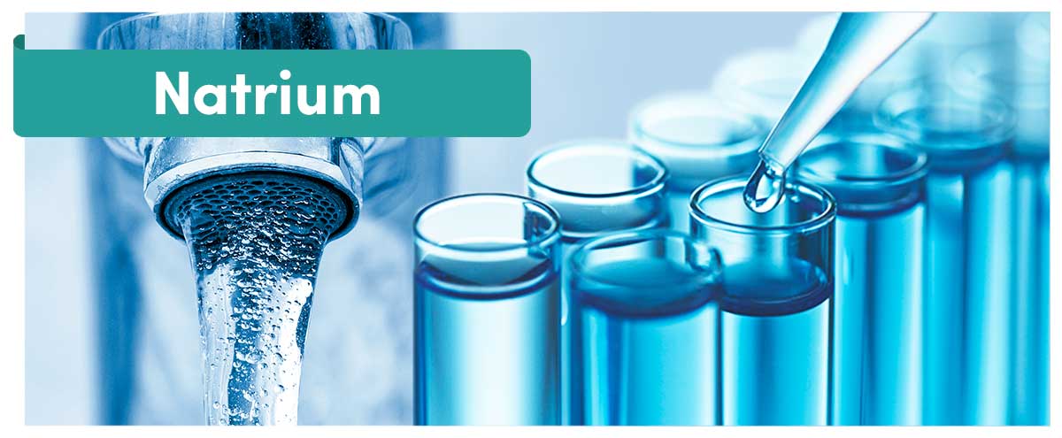 „Natrium“ als Titeltext neben laufendem Wasserhahn und blauen Reagenzgläsern