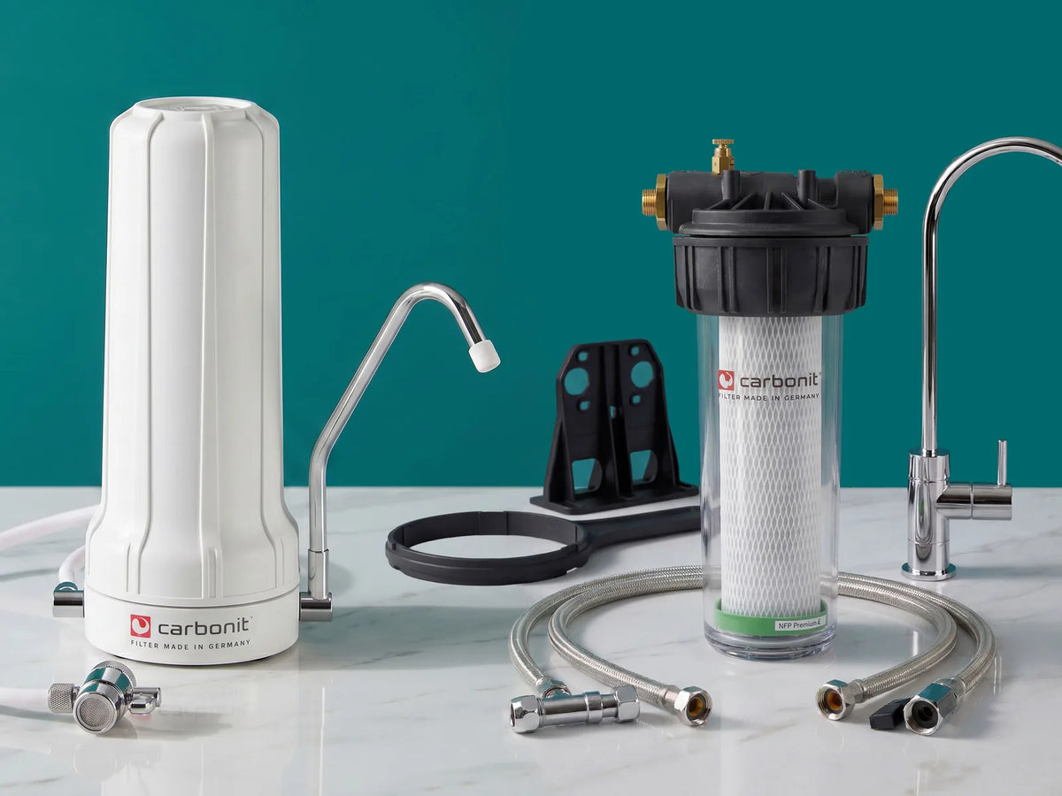 Carbonit Sanuno Auftischfilter mit Wasserhahnanschluss neben Carbonit Vario Untertischfilter mit Filtereinsatz NFP Premium, Trinkwasserhahn, Halterung und Anschlussschläuchen
