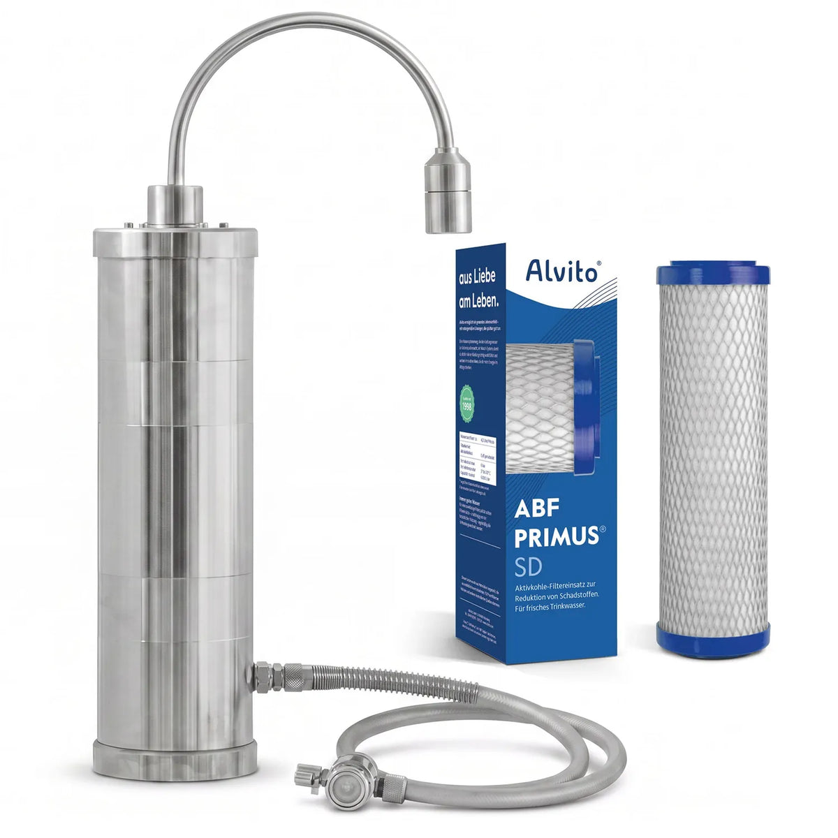 Alvito Auftischfilter Inox mit geripptem Edelstahlgehäuse und Edelstahl-Bogenauslauf sowie Edelstahl Wasserwirbler Viva – daneben ABF Primus SD Karton und Aktivkohle-Filtereinsatz mit blauen Endkappen sowie Edelstahl-Flexschlauch mit Umlenkventil, freigestellt auf weißem Hintergrund #Filterkatusche_Aktivkohle