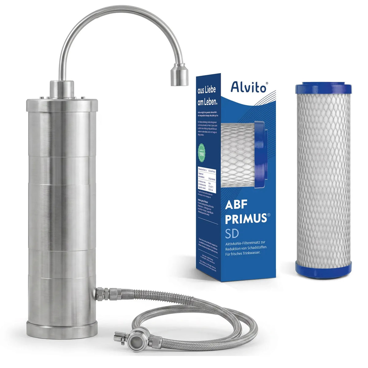 Alvito Auftischfilter Inox mit geripptem Edelstahlgehäuse und Edelstahl-Bogenauslauf – daneben ABF Primus SD Karton und Aktivkohle-Filtereinsatz mit blauen Endkappen sowie Edelstahl-Flexschlauch mit Umlenkventil, freigestellt auf weißem Hintergrund
