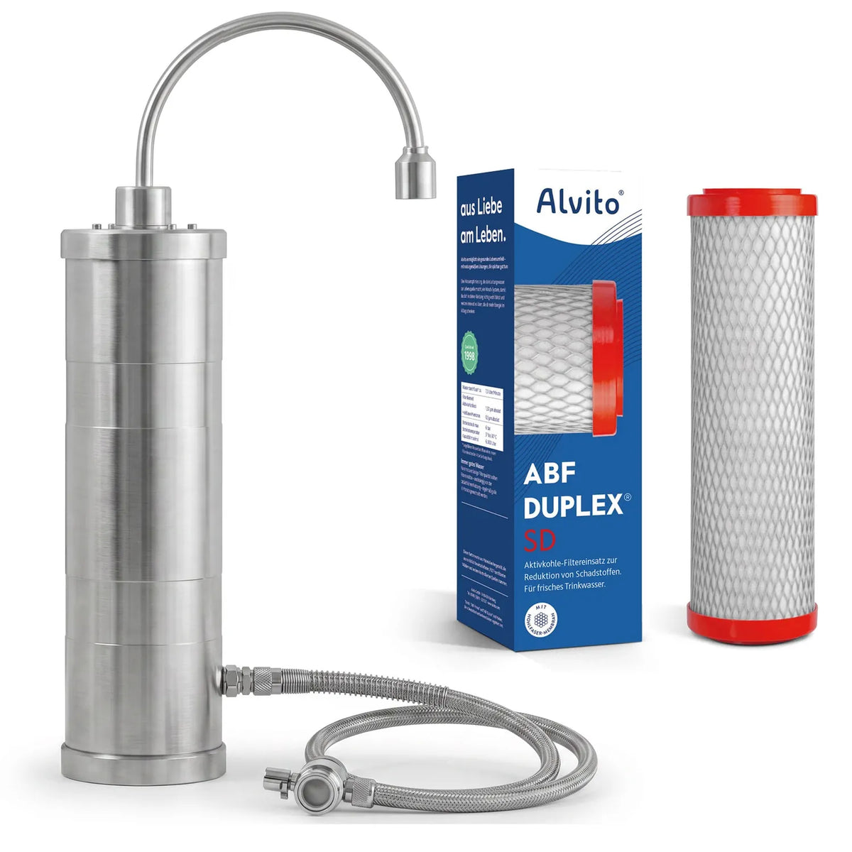 Alvito Auftischfilter Inox mit geripptem Edelstahlgehäuse und Edelstahl-Bogenauslauf – daneben ABF Duplex Karton und Keimsperre-Filtereinsatz mit roten Endkappen sowie Edelstahl-Flexschlauch mit Umlenkventil, freigestellt auf weißem Hintergrund