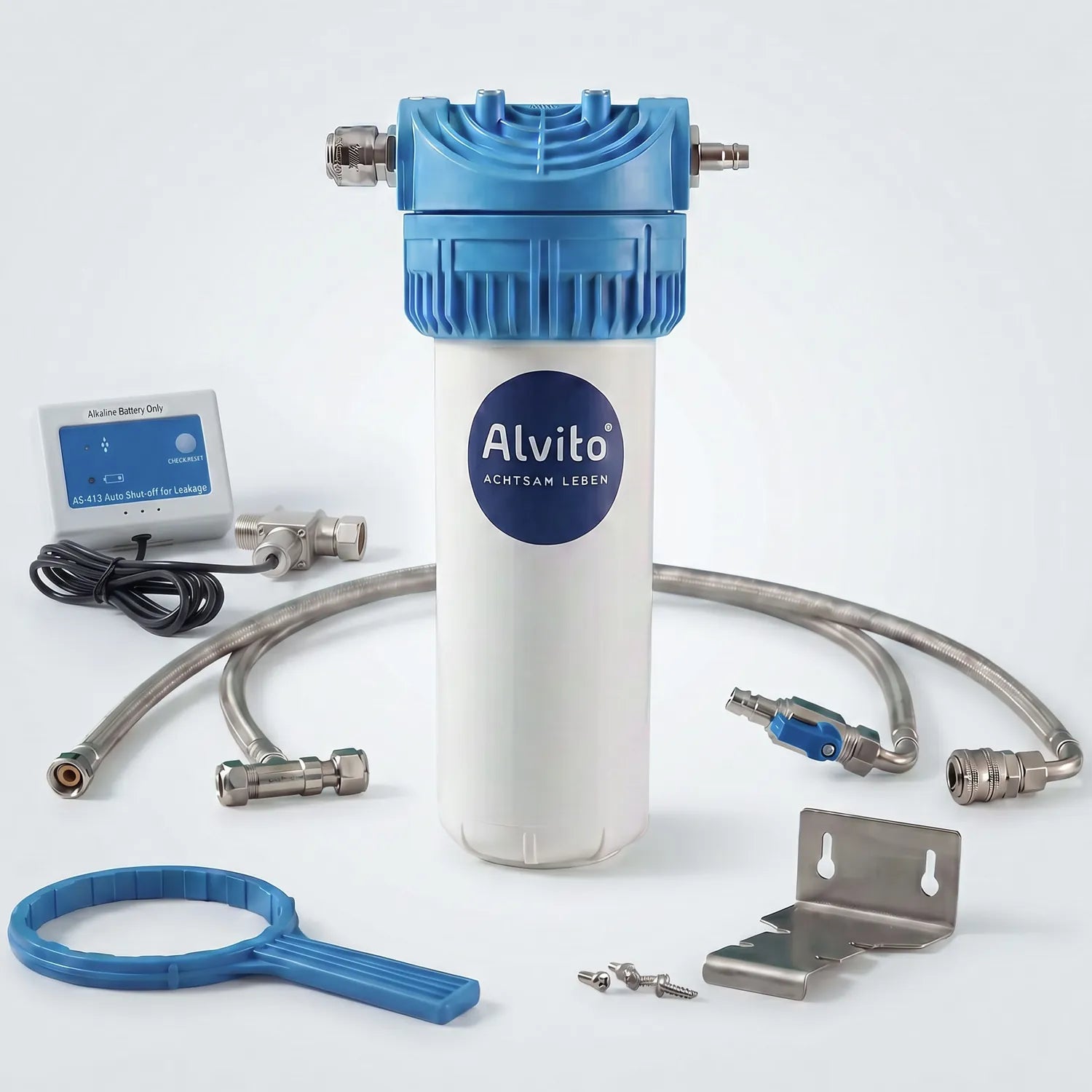 Alvito Basic Einbaufilter Safe freigestellt – blau-weißes Filtergehäuse mit Wandbügel, zwei Edelstahlflexschläuche, Zubehör sowie AS-413 Wasserstopp-Controller mit Sensorkabel; hellgrauer Hintergrund