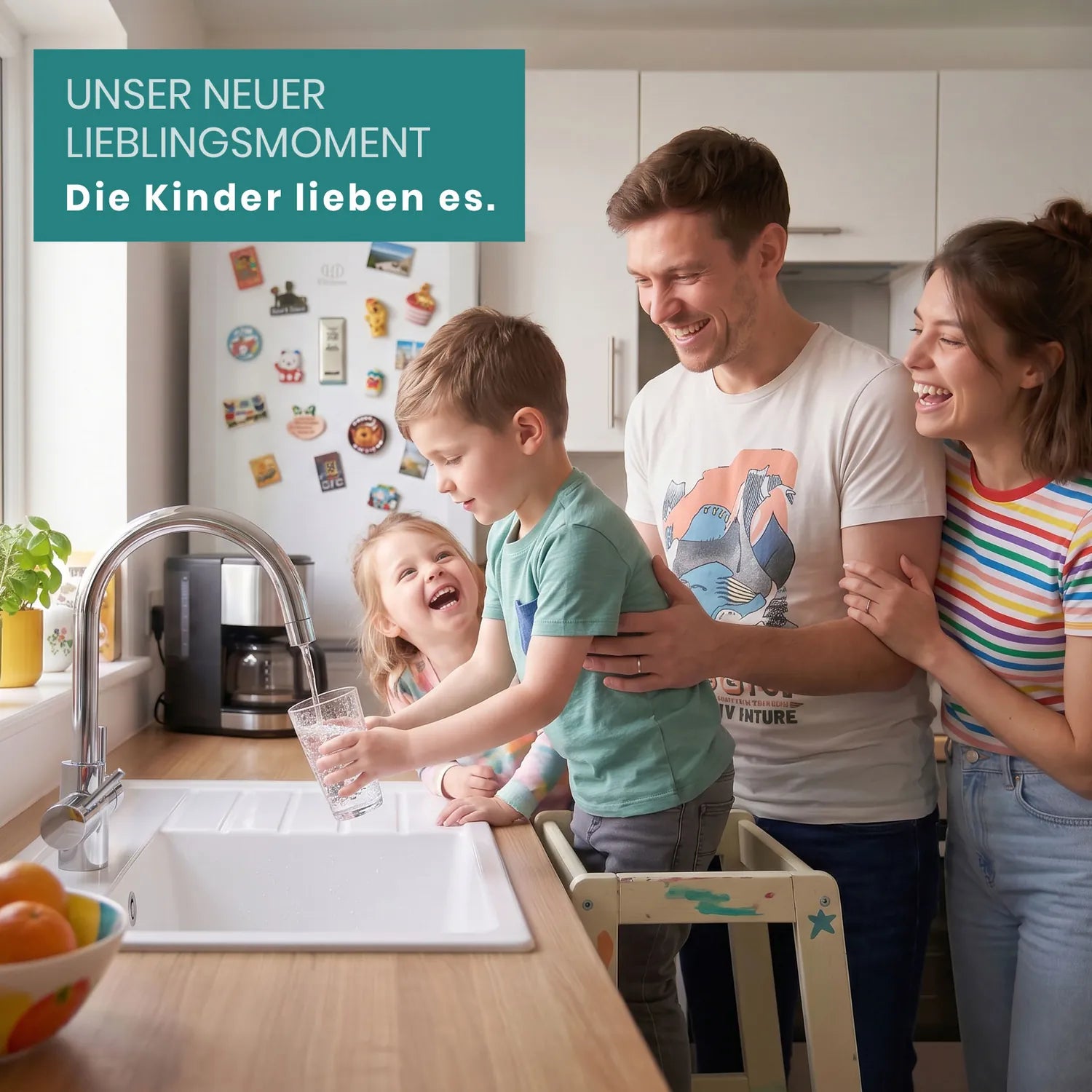 Junge und Mädchen füllen gemeinsam Glas Wasser am Hahn – lächelnde Eltern im Hintergrund, Küche mit Kinderzeichnungen am Kühlschrank; Text-Overlay: „Unser neuer Lieblingsmoment – Die Kinder lieben es."