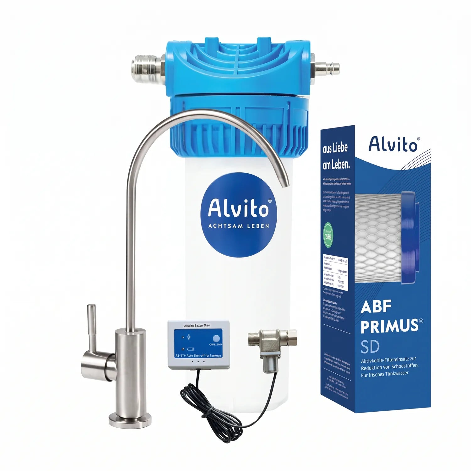 Einbaufilter Set Split Pure freigestellt – Alvito Filtergehäuse (blau/weiß) mit AS-413 Modul, Edelstahl-Beistellhahn (Schwanenhals, ein Hebel), ABF Primus SD Kartusche (blaue Kappen) mit Karton; weißer Hintergrund