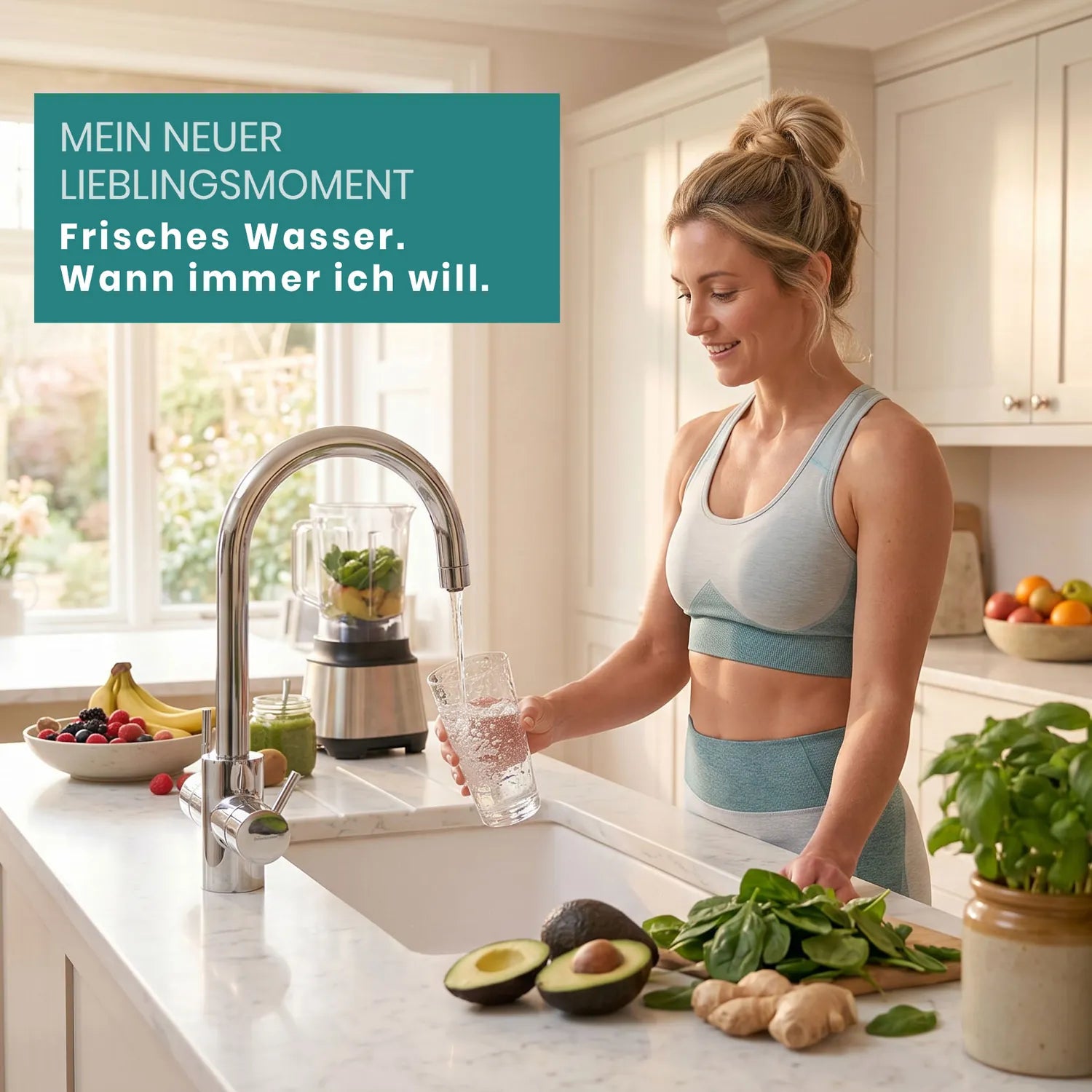Junge Frau im Sporttop füllt Glas am Schwanenhals-Hahn in weißer Küche; Avocadohälften, Spinat und Ingwer auf Marmor-Arbeitsfläche; Smoothie-Blender und Obstschale im Hintergrund; Text-Overlay: „Mein neuer Lieblingsmoment – Frisches Wasser. Wann immer ich will."