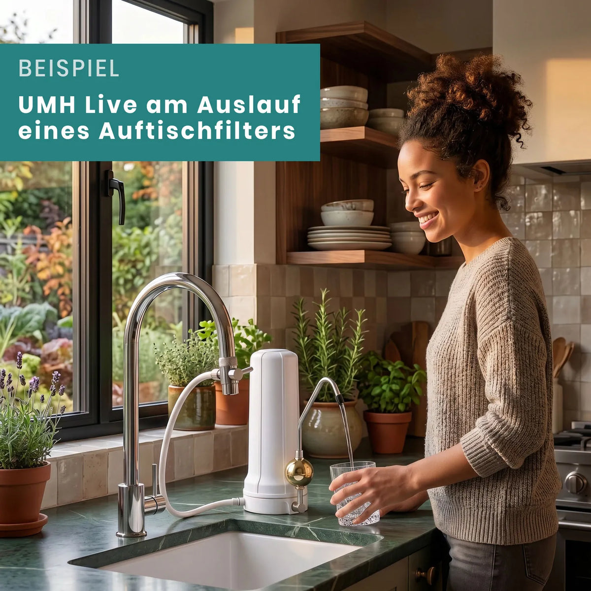 Frau füllt ein Glas am Auftischfilter mit UMH Live am Auslauf – Beispielszene in einer Küche