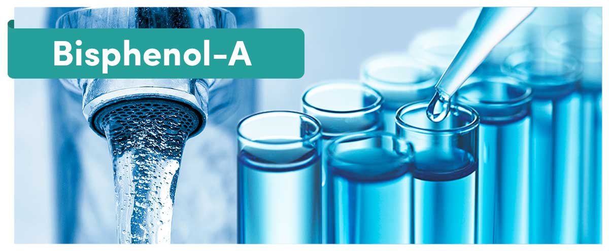 Titelgrafik „Bisphenol-A“ – Wasserstrahl aus dem Hahn und Laborgläser mit Pipette