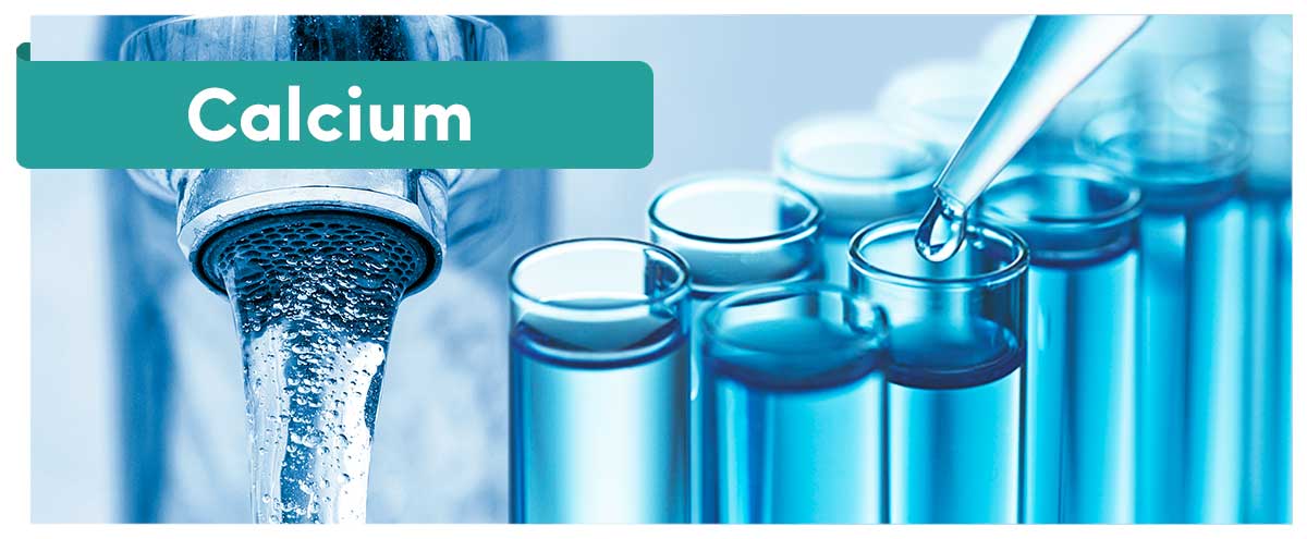 Titelgrafik „Calcium“ – Wasserhahn mit Strahl und Reagenzgläser mit Pipettentropfen
