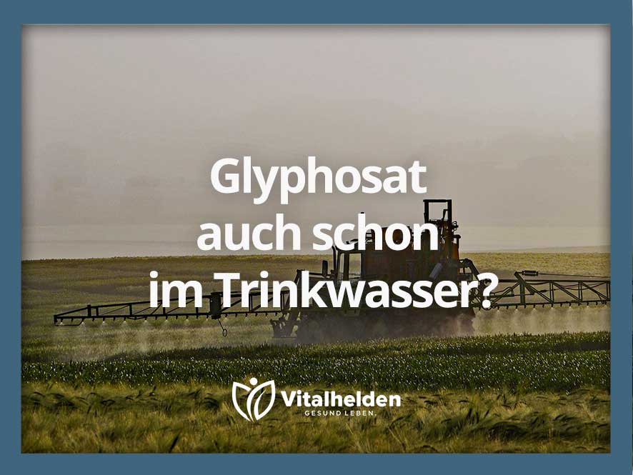 Feldspritze sprüht über ein Getreidefeld, darüber die Frage „Glyphosat auch schon im Trinkwasser?“