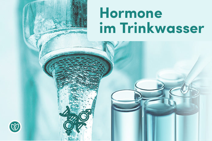 Hormone im Trinkwasser – laufender Wasserhahn mit Geschlechtersymbolen und Reagenzgläsern