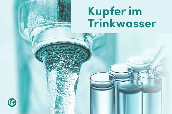 Kupfer im Trinkwasser – Wasser läuft aus dem Hahn, daneben Reagenzgläser mit Pipette