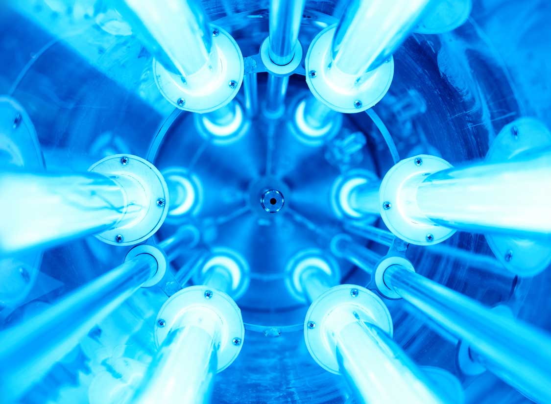 Blau leuchtende UV-C-Lampen im Edelstahlgehäuse einer Desinfektionsanlage, Blick von innen