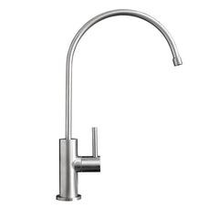Wasserhahn Trento – Freisteller der Edelstahlarmatur mit hohem Bogenauslauf und seitlichem Hebel