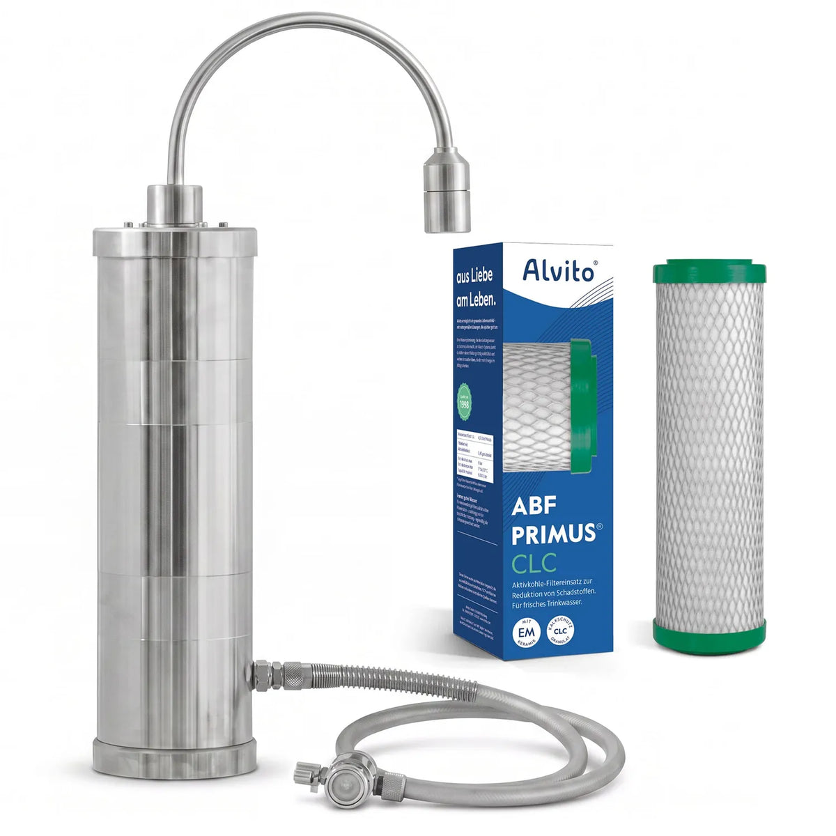 Alvito Auftischfilter Inox mit geripptem Edelstahlgehäuse und Edelstahl-Bogenauslauf sowie Edelstahl Wasserwirbler Viva – daneben ABF Primus CLC Karton und Kalkschutz-Filtereinsatz mit grünen Endkappen sowie Edelstahl-Flexschlauch mit Umlenkventil, freigestellt auf weißem Hintergrund