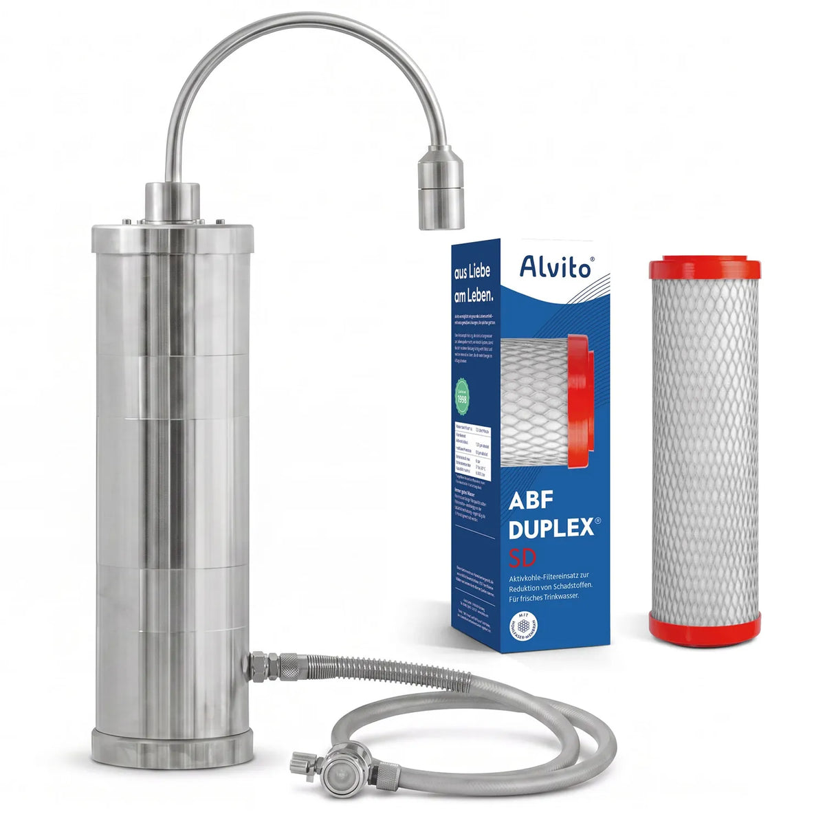 Alvito Auftischfilter Inox mit geripptem Edelstahlgehäuse und Edelstahl-Bogenauslauf sowie Edelstahl Wasserwirbler Viva – daneben ABF Duplex Karton und Keimsperre-Filtereinsatz mit roten Endkappen sowie Edelstahl-Flexschlauch mit Umlenkventil, freigestellt auf weißem Hintergrund