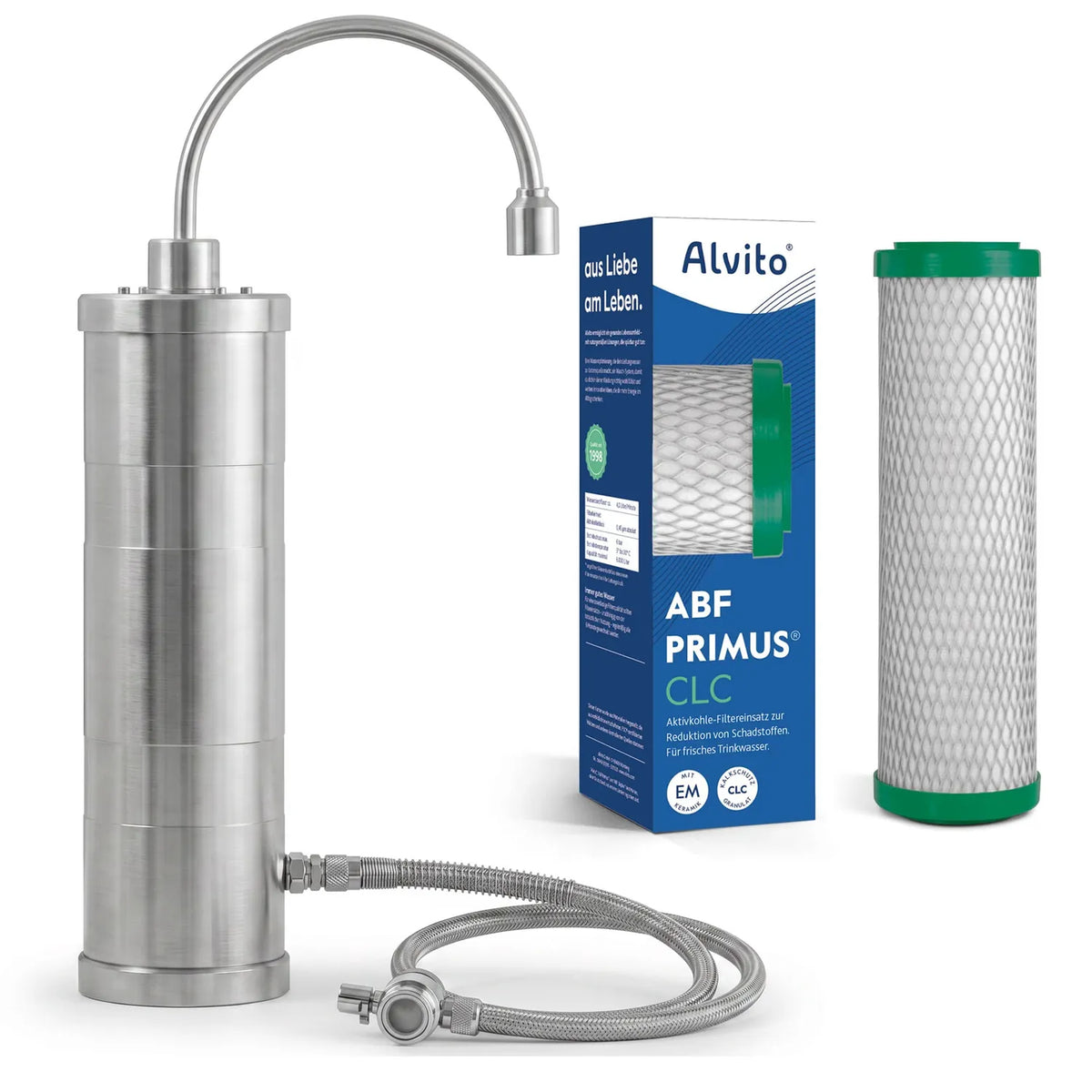 Alvito Auftischfilter Inox mit geripptem Edelstahlgehäuse und Edelstahl-Bogenauslauf – daneben ABF Primus CLC Karton und Kalkschutz-Filtereinsatz mit grünen Endkappen sowie Edelstahl-Flexschlauch mit Umlenkventil, freigestellt auf weißem Hintergrund