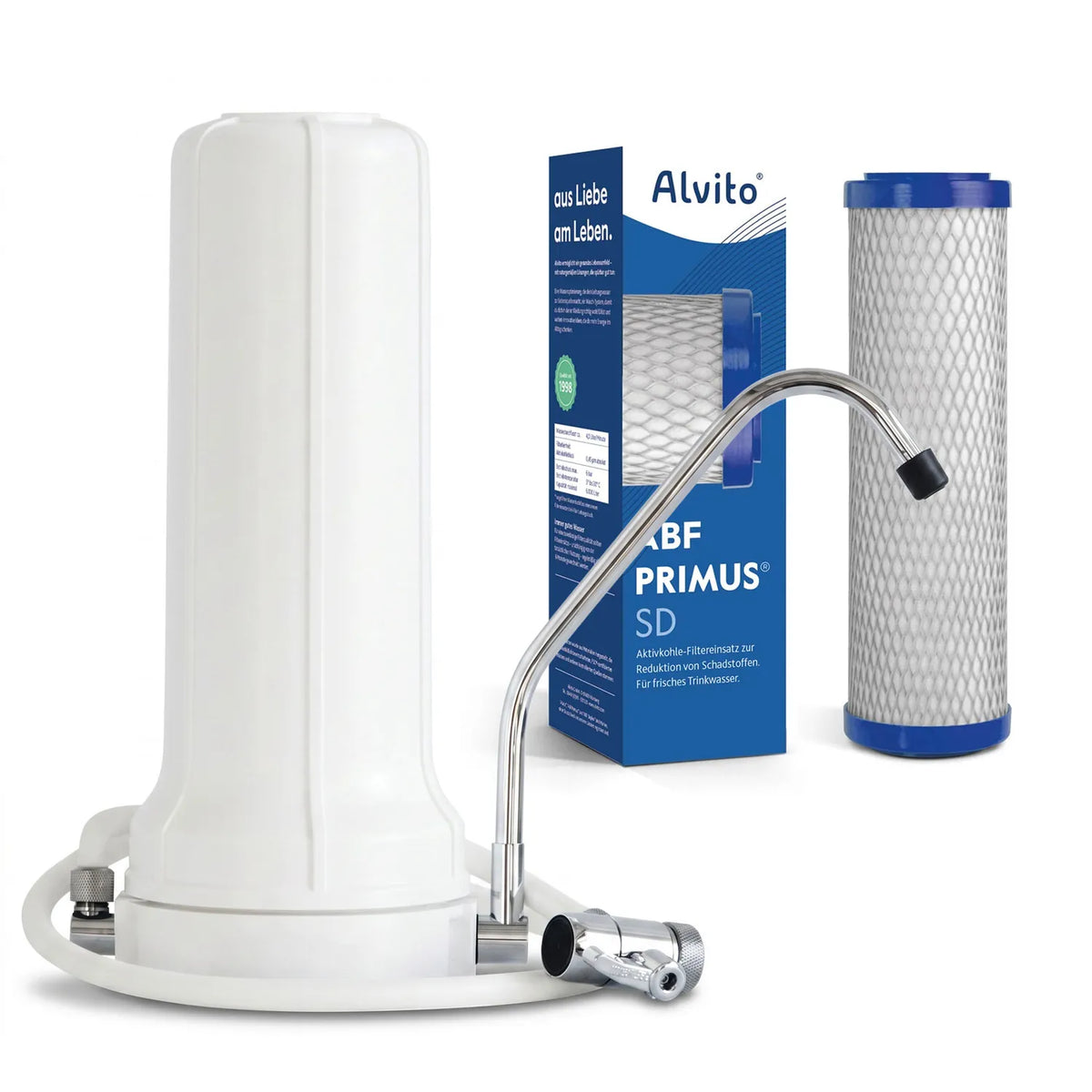 Alvito Auftischfilter Pure – weißes Gehäuse mit verchromtem Winkelauslauf, daneben ABF Primus SD Einsatz und Verpackung