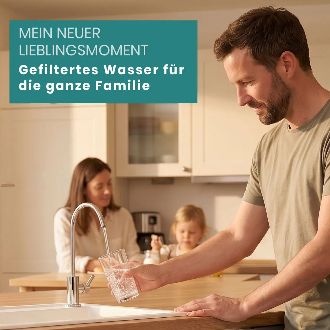 Bärtiger Mann füllt Glas am Chrom-Hahn; Frau und Kind im Hintergrund; Text-Overlay: „Mein neuer Lieblingsmoment – Gefiltertes Wasser für die ganze Familie"