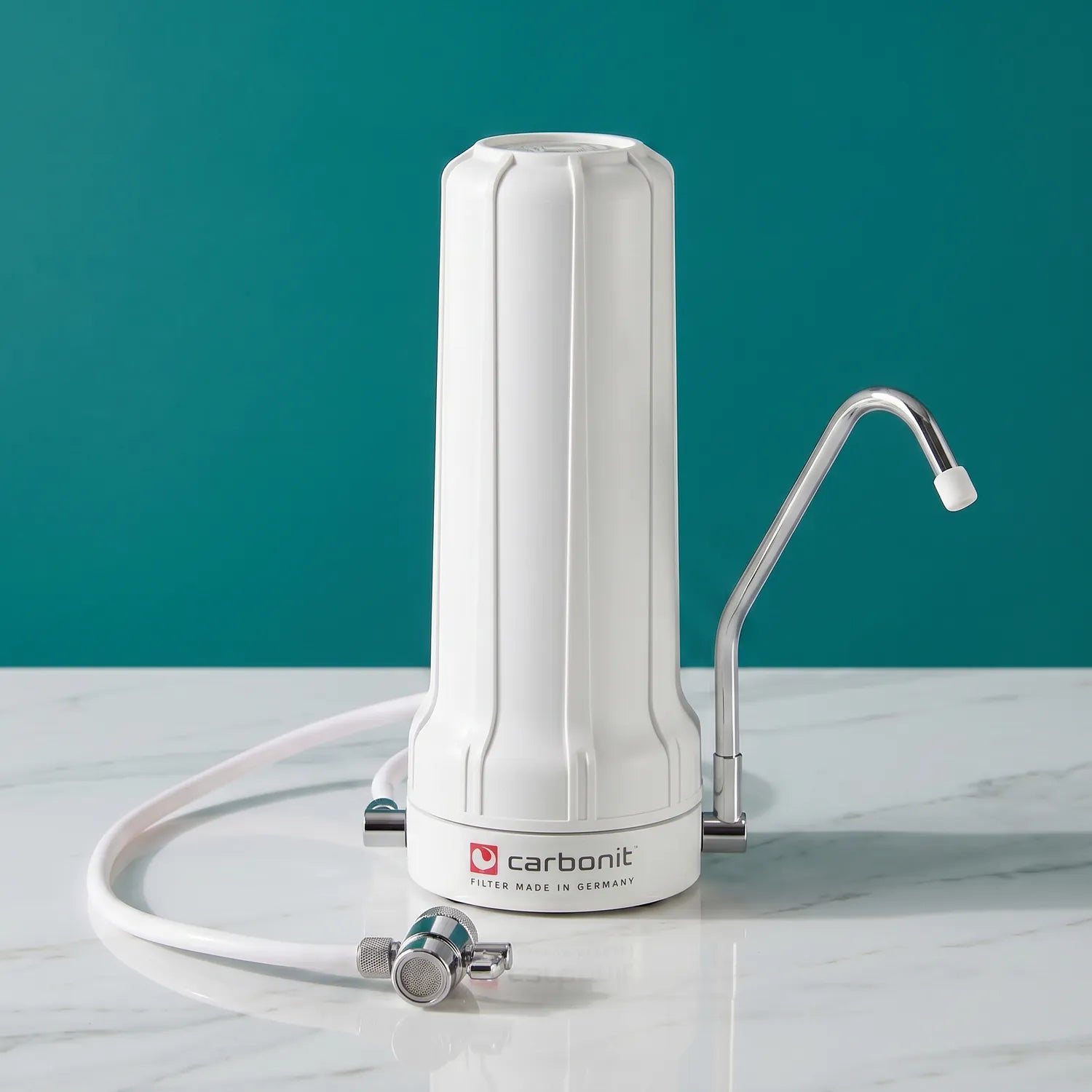 Carbonit Sanuno Basic Auftischfilter weiß mit Chrom-Auslaufhahn, Flexschlauch und Adapter auf Marmor – Filter Made in Germany